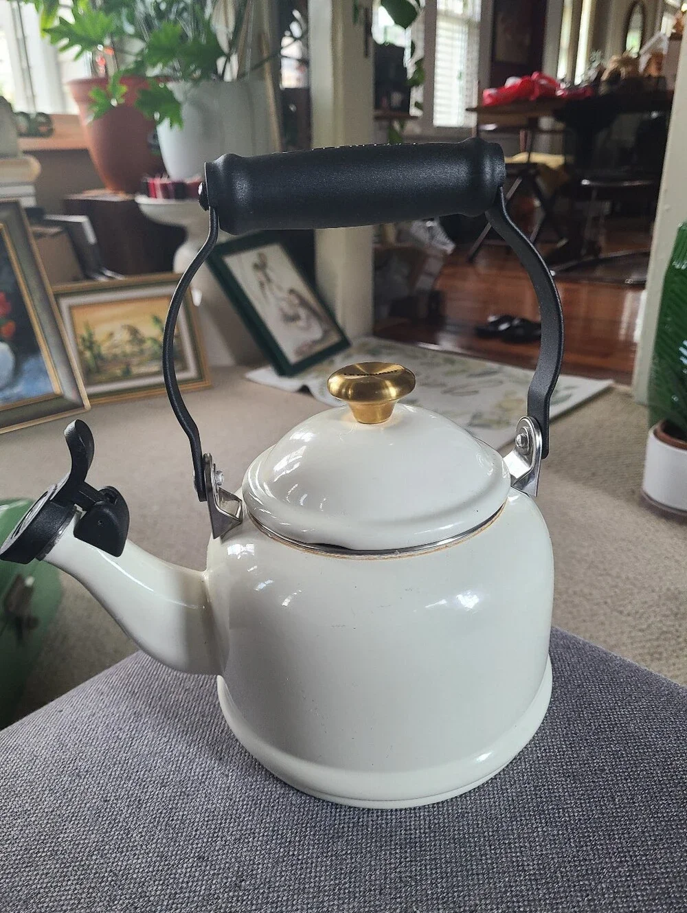 Le Creuset White & Gold Classic Whistling Kettle 1.1 L / 1.25qt.